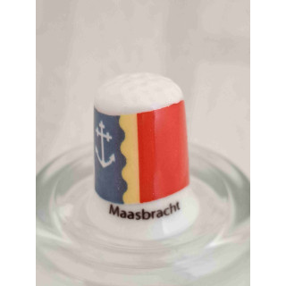 Vlag van Maasbracht in de gemeente Maasgouw op een porselein vingerhoedje
