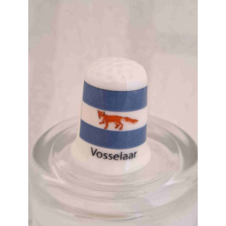 Vlag van Vosselaar in Belgie op een porselein vingerhoedje