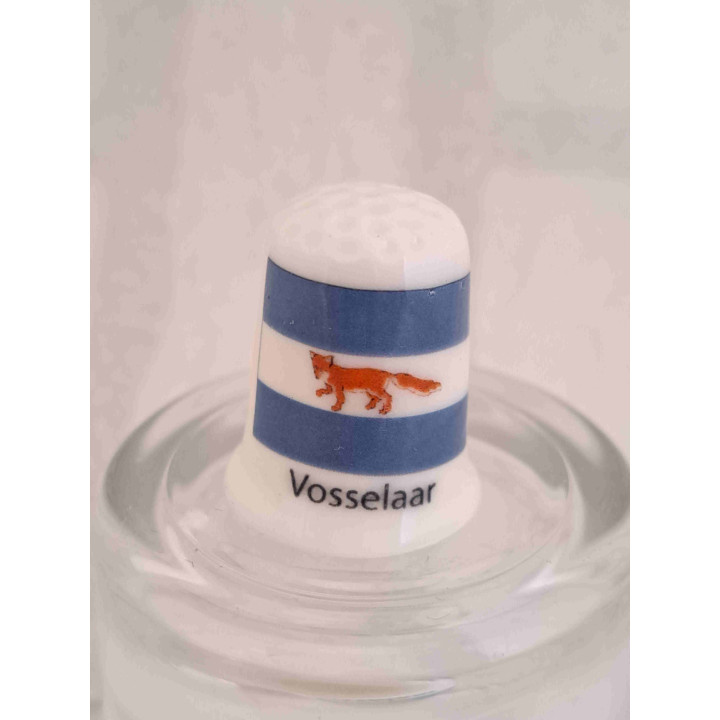 Vlag van Vosselaar in Belgie op een porselein vingerhoedje