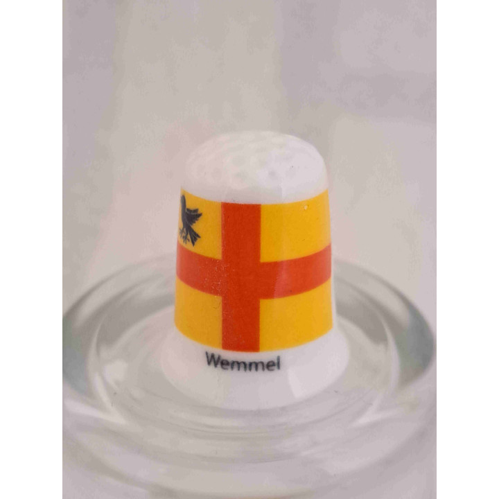 Vlag van Wemmel in Belgie op een porselein vingerhoedje