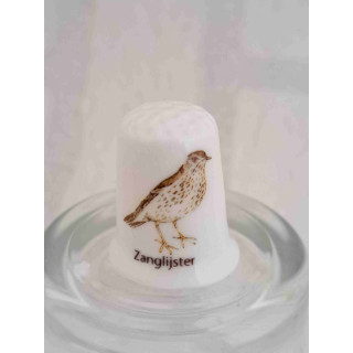 Zanglijster vogel op een porselein vingerhoedje
