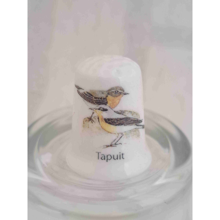 Tapuit vogels op een porselein vingerhoedje