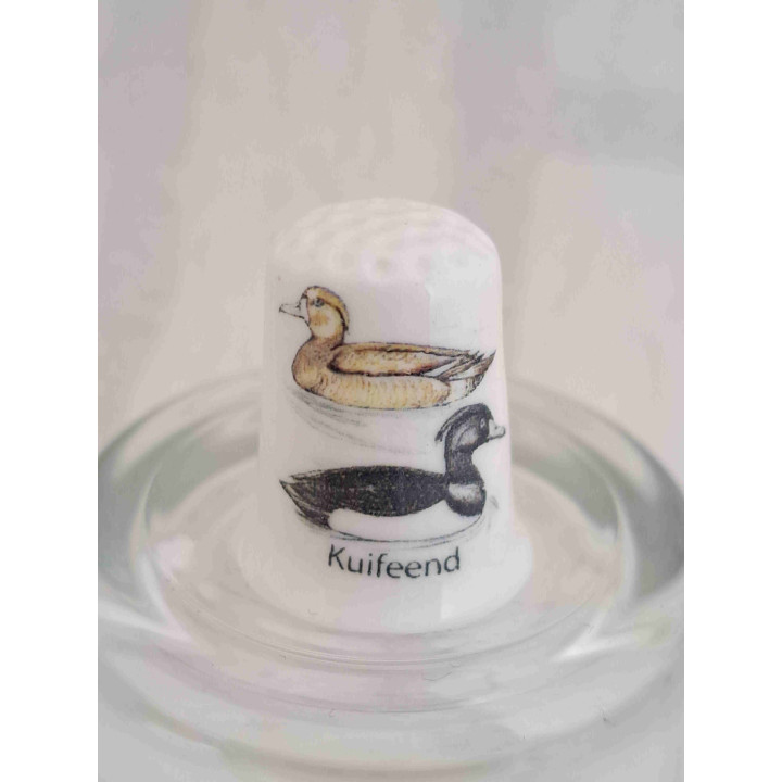 Kuifeend vogels op een porselein vingerhoedje