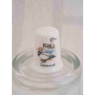 Tafeleend vogels op een porselein vingerhoedje