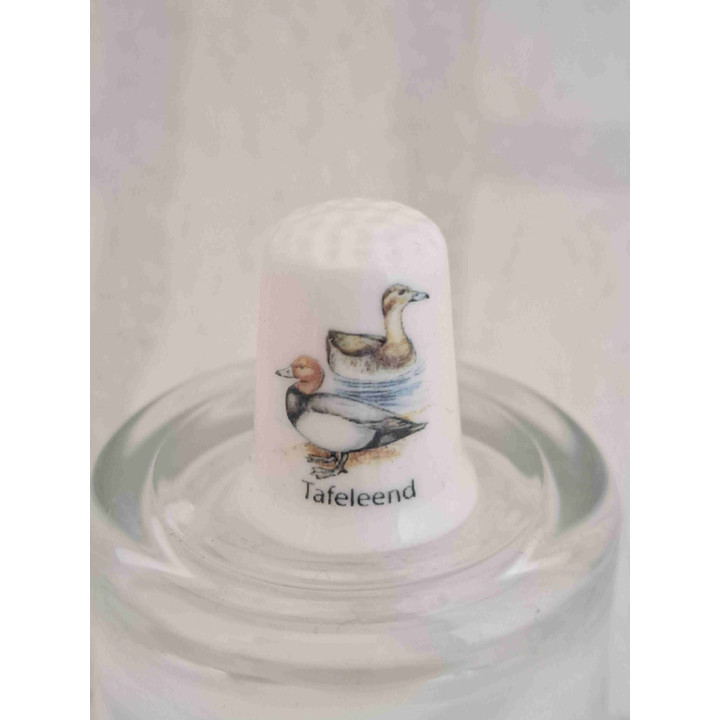 Tafeleend vogels op een porselein vingerhoedje