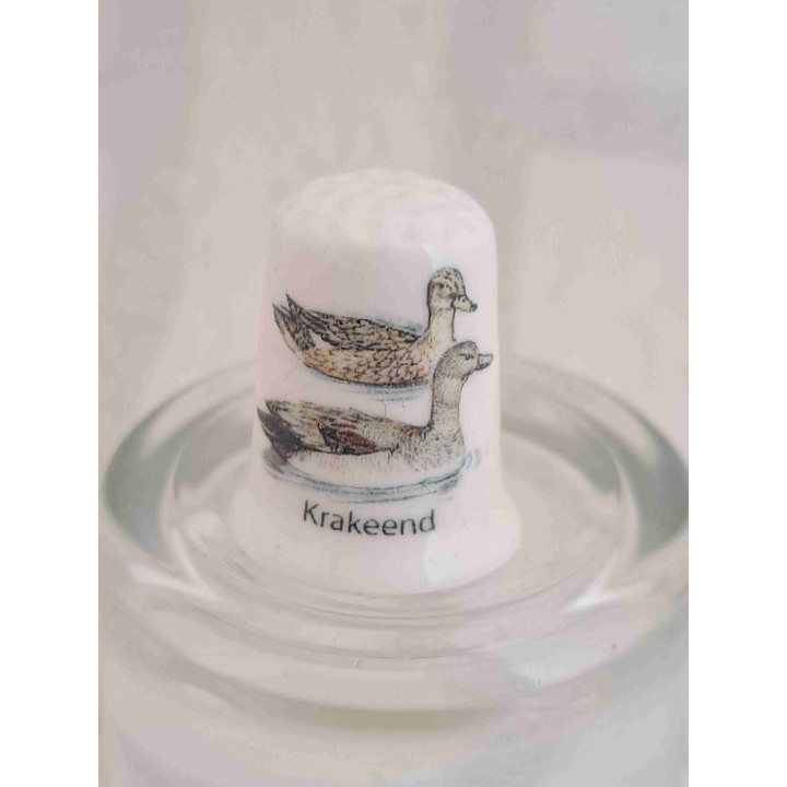 Krakeend vogels op een porselein vingerhoedje