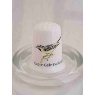 Grote gele Kwikstaart vogel op een porselein vingerhoedje