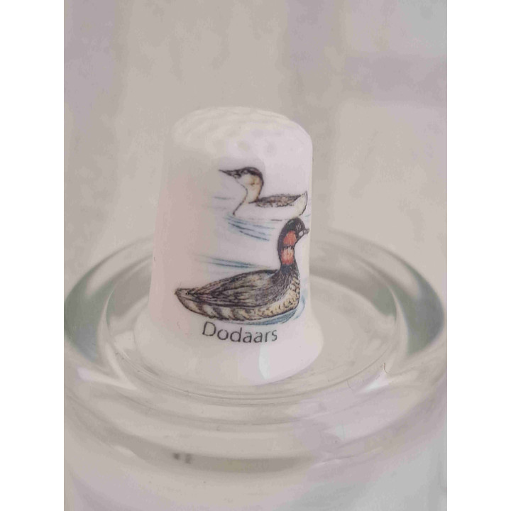 Dodaars vogels op een porselein vingerhoedje