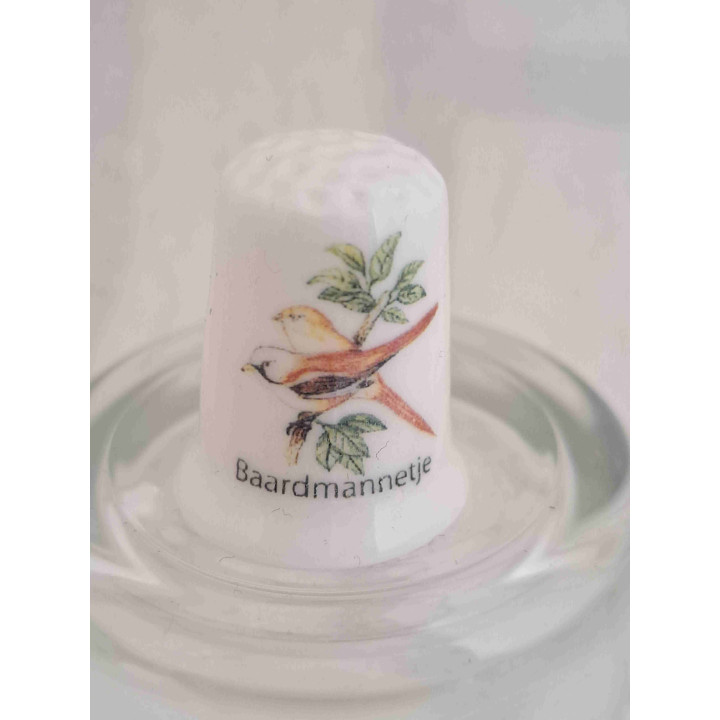 Baardmannetje vogels op een porselein vingerhoedje