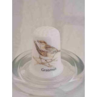 Grasmus vogels op een porselein vingerhoedje