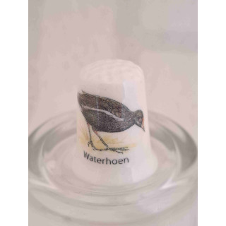 Waterhoen vogel op een porselein vingerhoedje
