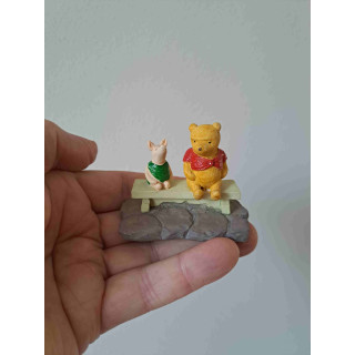 Winnie de Poeh van kunsthars met knorretje Disney 7x4x6cm