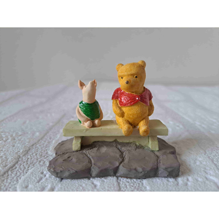 Winnie de Poeh van kunsthars met knorretje Disney 7x4x6cm - Verzamelobjecten