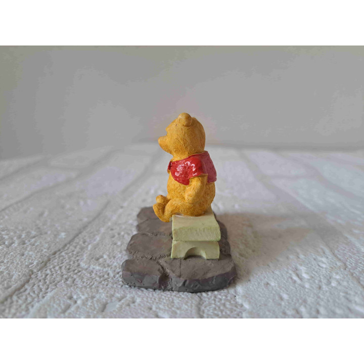 Winnie de Poeh van kunsthars met knorretje Disney 7x4x6cm - Verzamelobjecten
