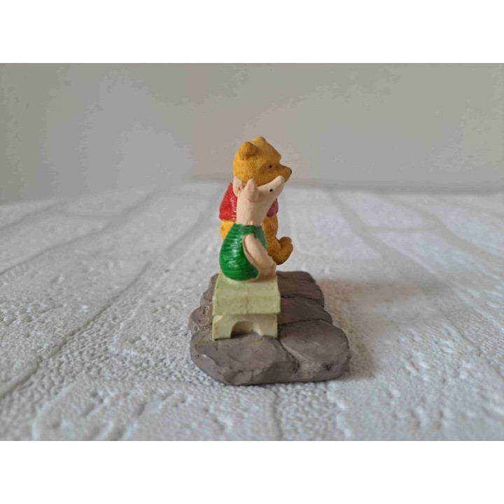 Winnie de Poeh van kunsthars met knorretje Disney 7x4x6cm - Verzamelobjecten
