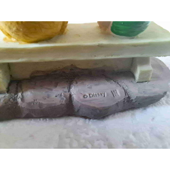 Winnie de Poeh van kunsthars met knorretje Disney 7x4x6cm - Verzamelobjecten