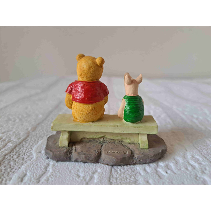 Winnie de Poeh van kunsthars met knorretje Disney 7x4x6cm - Verzamelobjecten