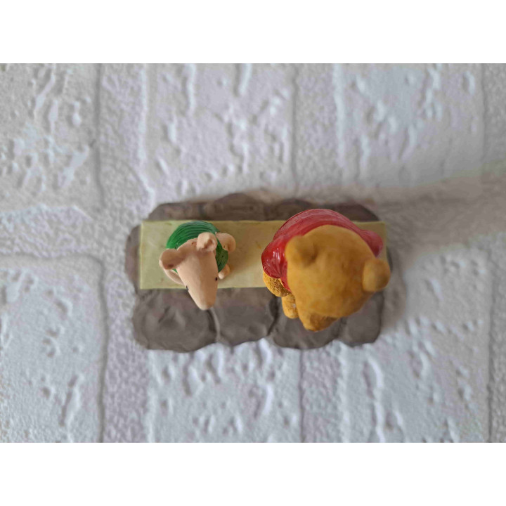 Winnie de Poeh van kunsthars met knorretje Disney 7x4x6cm - Verzamelobjecten