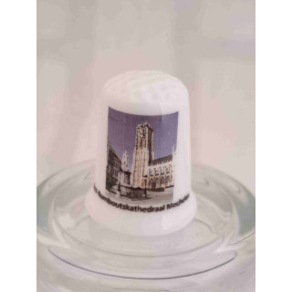 Sint-Romboutskathedraal in Mechelen in Belgie op een porselein vingerhoedje