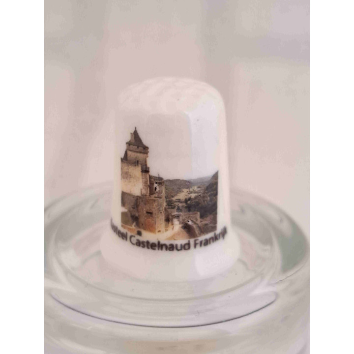 Kasteel van Castelnaud in Castelnaud-la-Chapelle in Frankrijk op een porselein vingerhoedje