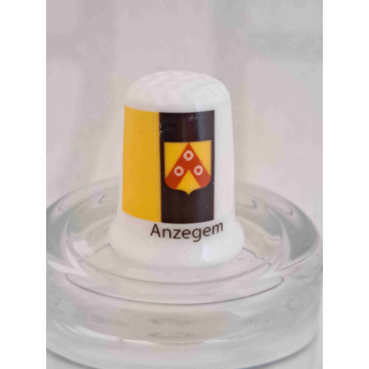 Vlag van Anzegem in Belgie op een porselein vingerhoedje Vlag van Anzegem in Belgie op een porselein vingerhoedje