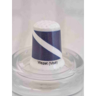 Vlag van Wezet in Belgie op een porselein vingerhoedje