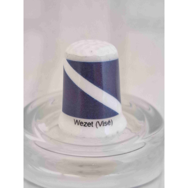 Vlag van Wezet in Belgie op een porselein vingerhoedje