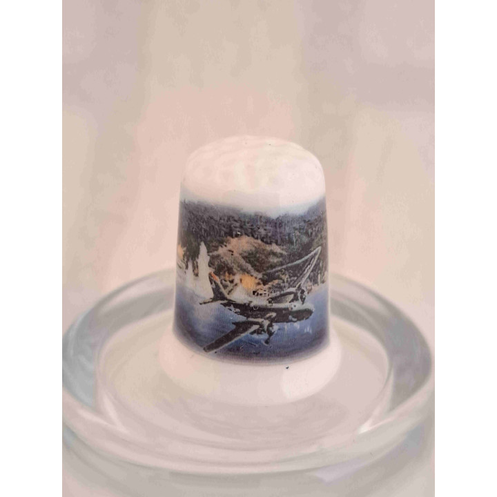 Bommenwerper vliegtuig WW2 op een porselein vingerhoedje