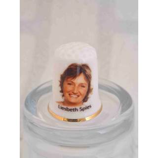 Liesbeth Spies op een porselein vingerhoedje met goud randje