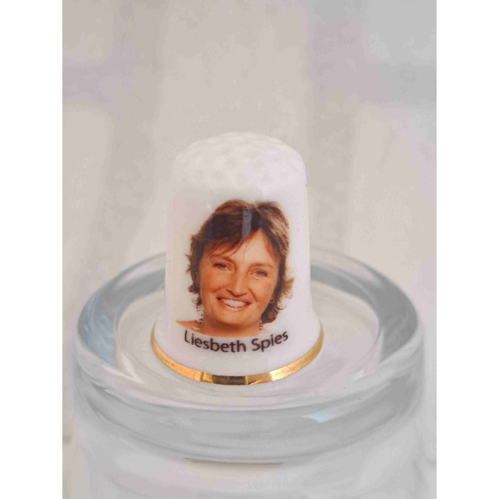 Liesbeth Spies op een porselein vingerhoedje met goud randje