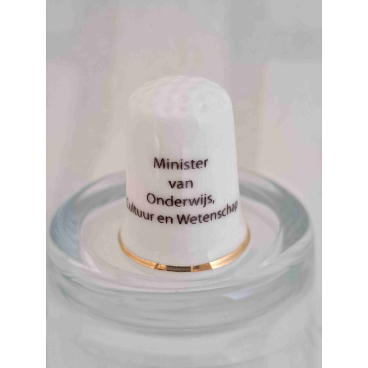 Porseleinen vingerhoedje met Marja van Bijsterveld  met goud randje - Verzamelobject