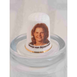 Marja van Bijsterveld op een porselein vingerhoedje met goud randje