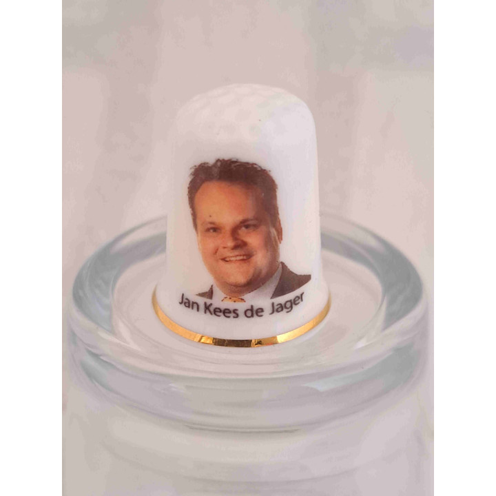 Jan-Kees de Jager op een porselein vingerhoedje met goud randje