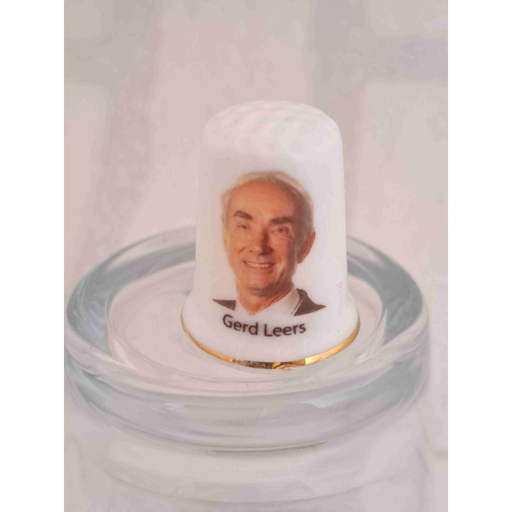 Gerd Leers op een porselein vingerhoedje met goud randje