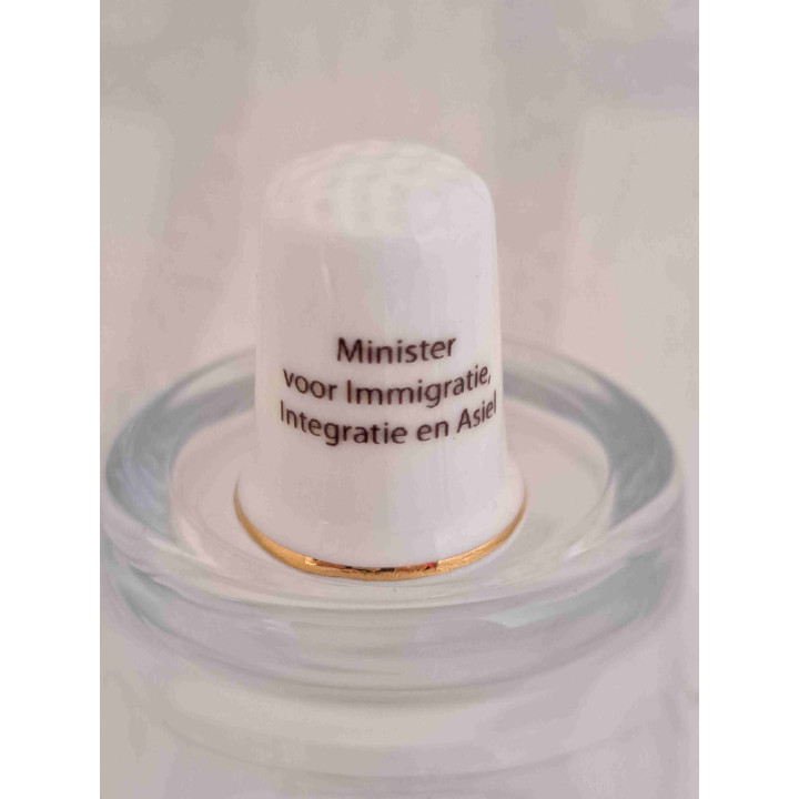 Porseleinen vingerhoedje met Gerd Leers  met goud randje - Verzamelobject