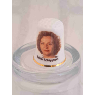 Edith Schippers op een porselein vingerhoedje met goud randje Edith Schippers op een porselein vingerhoedje met goud randje