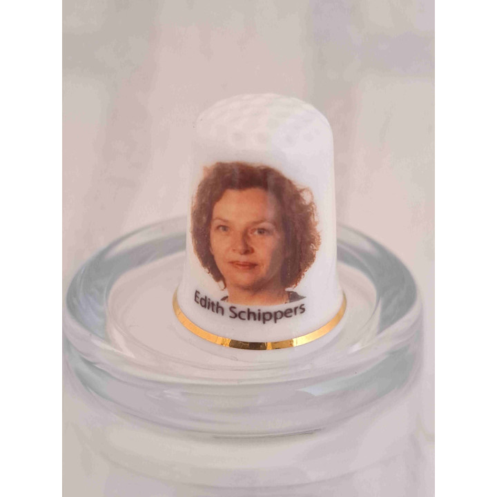 Edith Schippers op een porselein vingerhoedje met goud randje Edith Schippers op een porselein vingerhoedje met goud randje