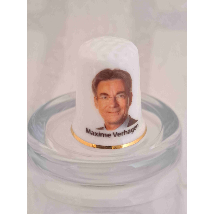 Maxima Verhagen op een porselein vingerhoedje met goud randje