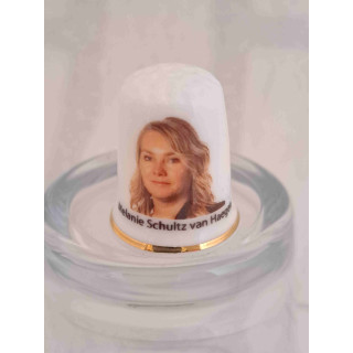 Melanie Schultz van Haegen op een porselein vingerhoedje met goud randje