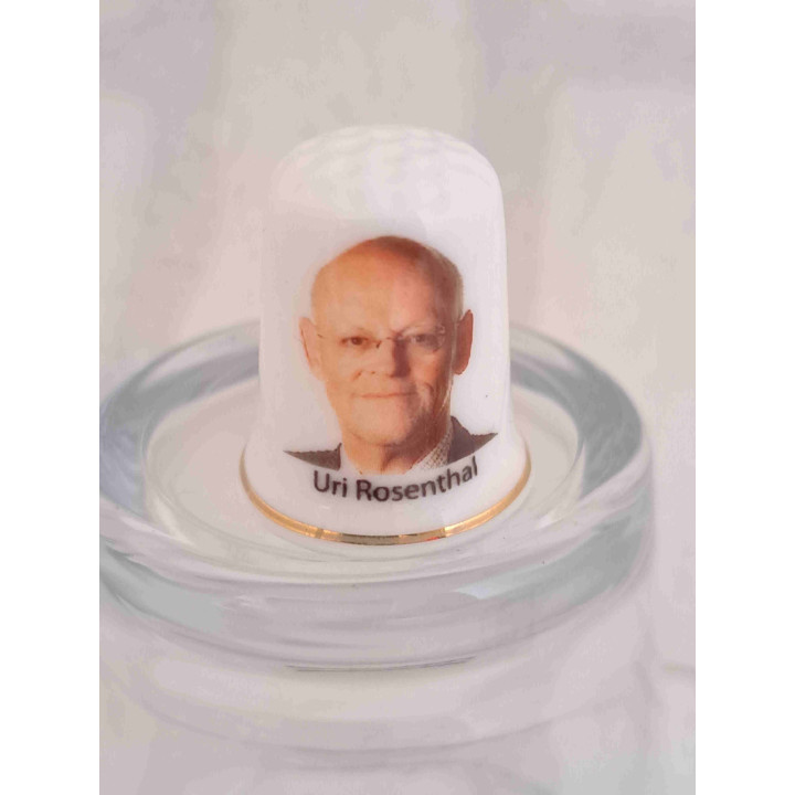 Uri Rosenthal op een porselein vingerhoedje met goud randje