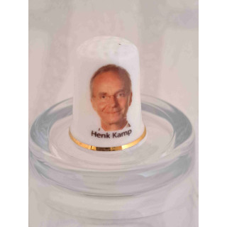 Henk Kamp op een porselein vingerhoedje met gou