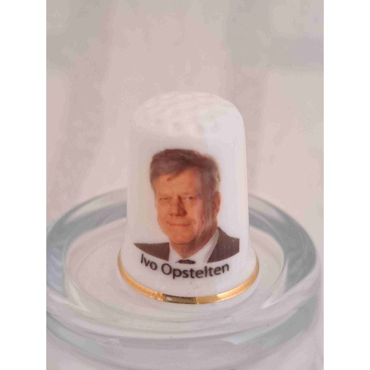 Ivo Opstelten op een porselein vingerhoedje met goud randje