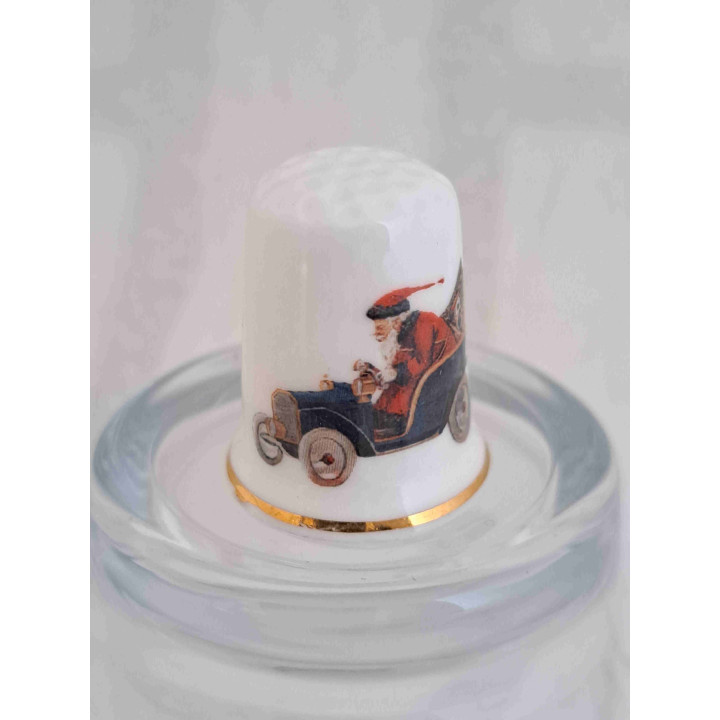 Porseleinen vingerhoedje met Kerstman in en auto  met goud randje - Verzamelobject