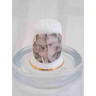 Twee olifanten koppen op een porselein vingerhoedje met goud randje Twee olifanten koppen op een porselein vingerhoedje met goud randje