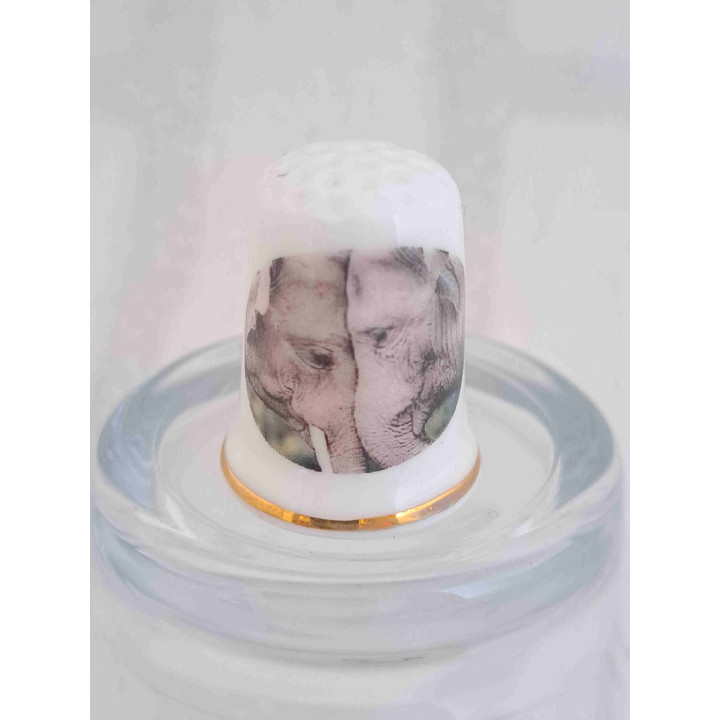 Twee olifanten koppen op een porselein vingerhoedje met goud randje
