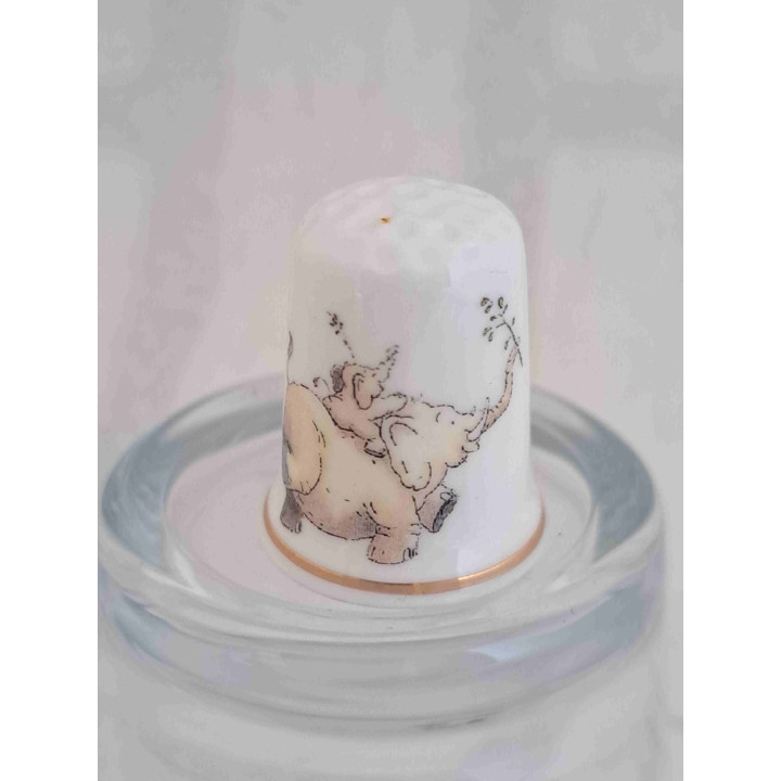 Olifant met jong tekening op een porselein vingerhoedje met goud randje