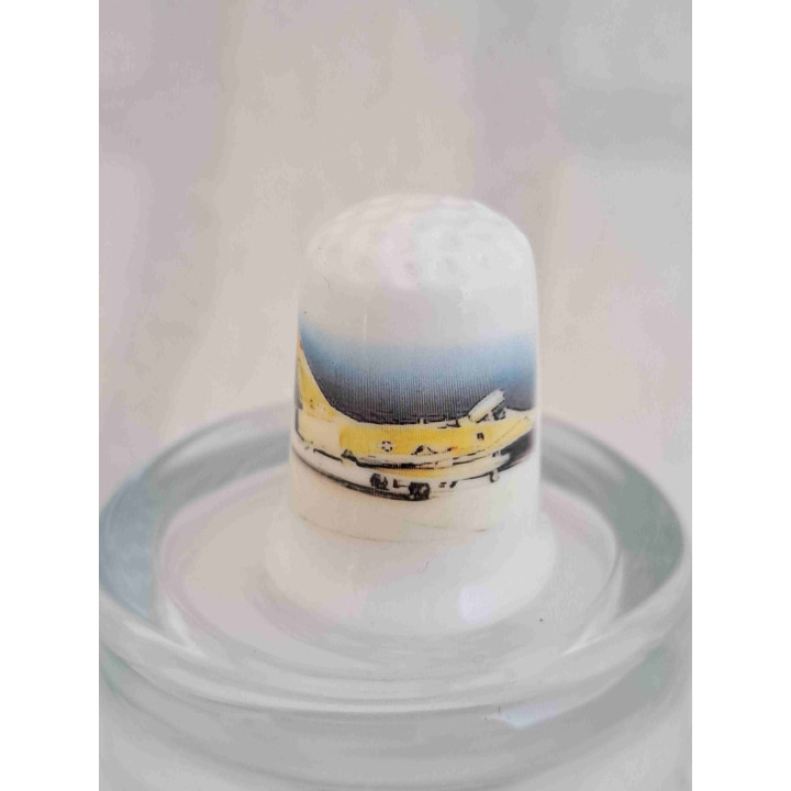 Amerikaanse straaljager vliegtuig op een porselein vingerhoedje