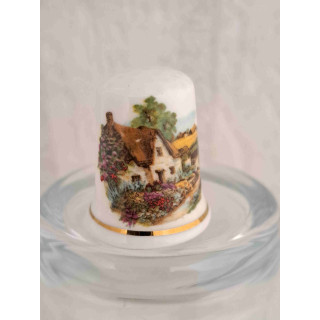 Huis met landschap op een porselein vingerhoedje met goud randje