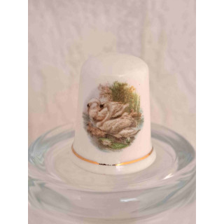 Ganzen vogels op een porselein vingerhoedje met goud rand