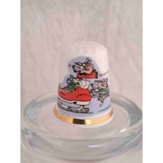 Muizen spelen met een schaats op een porselein vingerhoedje met goud rand